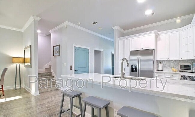 Foto del edificio - 80 E Beach Blvd