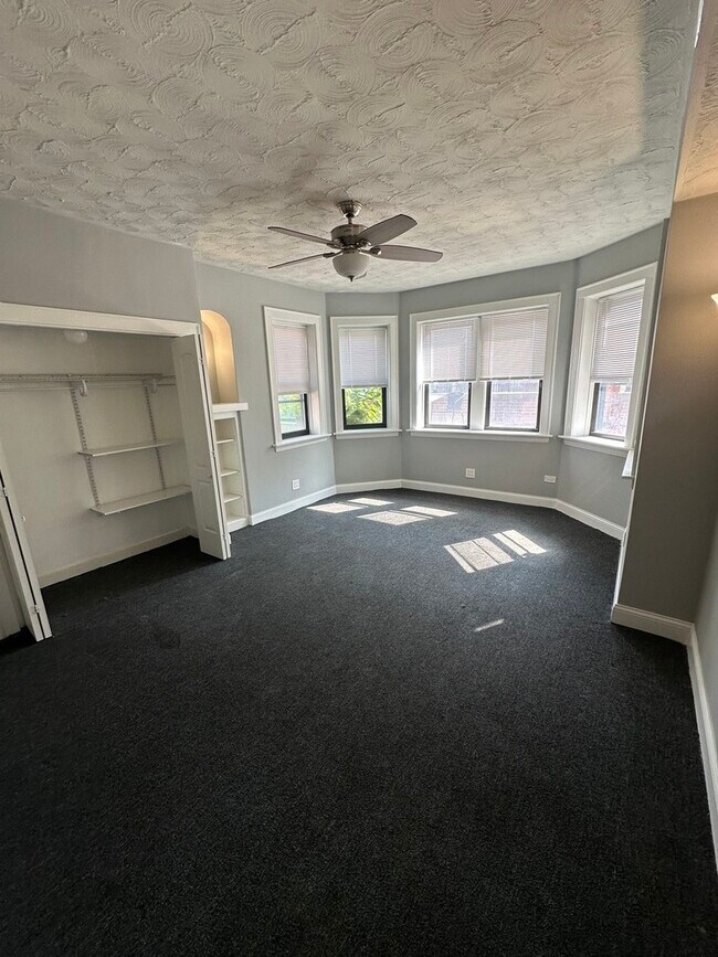 Foto del edificio - 1614 N Harding Ave