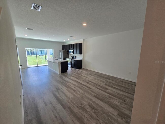 Building Photo - 737 W Oak Dr