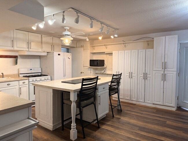 Building Photo - Great Post Falls Location!