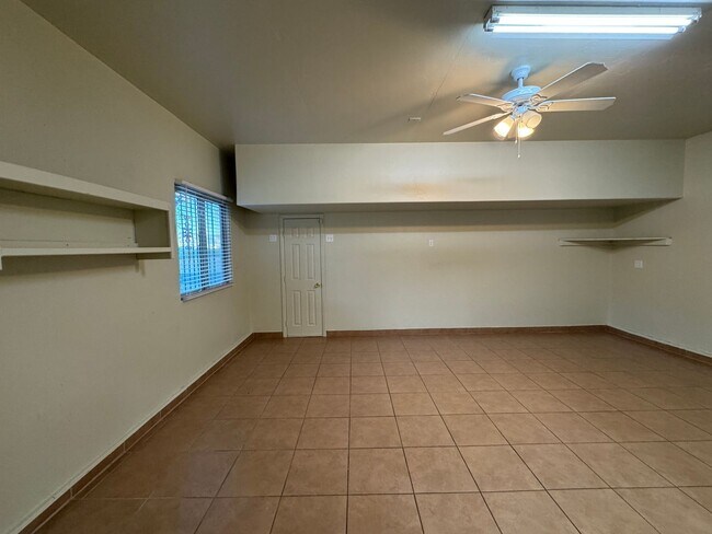 Building Photo - 4Bdm 2.5Ba with a Den/extra bedroom, close...