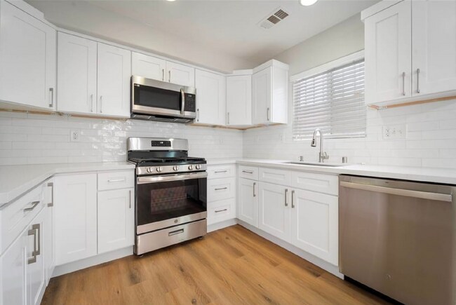 Building Photo - 10306 S Main St