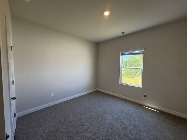 Building Photo - Beautiful Home with Space, Comfort & Modern Convenience