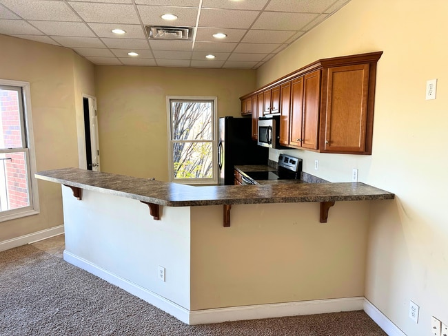 Building Photo - Upper Level Apartment in Wyndhurst with Gr...