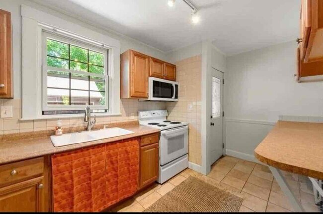 Foto del edificio - 18 Raymond Ave