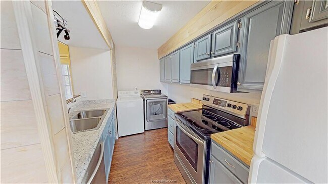 Building Photo - 2411 De Lee St