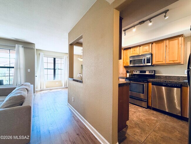 Foto del edificio - 6651 N Campbell Ave