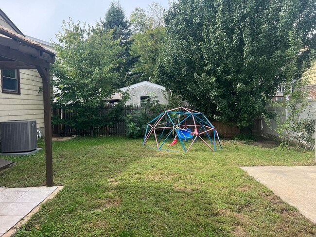 Building Photo - Updated Single Family Ranch Home with Fenced in Yard