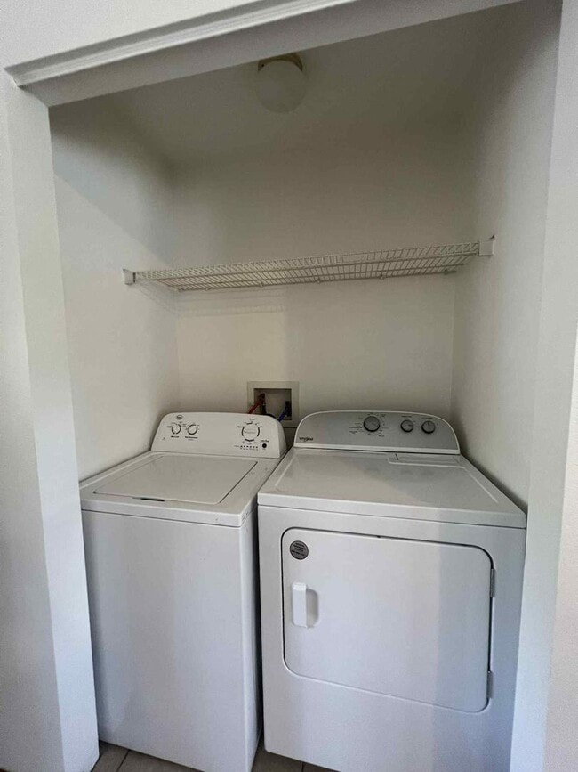 Building Photo - BEAUTIFUL 3 BEDROOM / 2 BATHROOM HOUSE WIT...