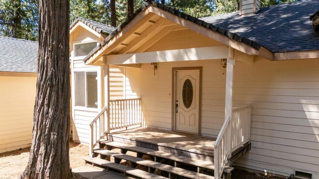 Building Photo - Beautiful, remodeled & spacious 3-bed 2-bath home in Grizzly Flats