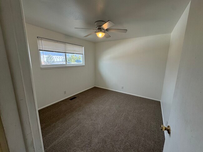 Dormitorio 1 en la planta superior - 678 W 300 N