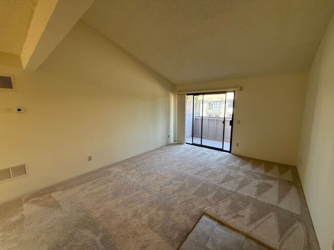 Building Photo - Spacious 1 Bedroom, 1 Bath Condo with Vaul...