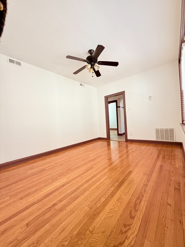 Building Photo - 7336 S Artesian Ave