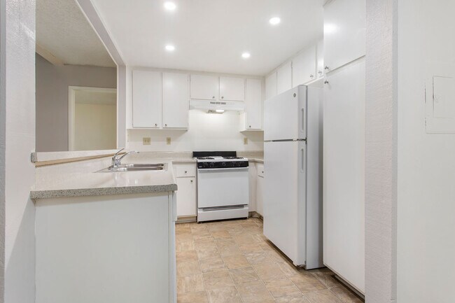 Building Photo - Stunning Bright and Completely Remodeled A...