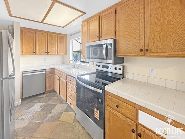 Foto del edificio - Spacious 2 BD- 2 BA Condo w/ Large Private Balcony, AC, and In-Unit W/D!