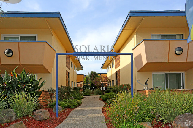 Entrada al complejo - Solaris Apartments