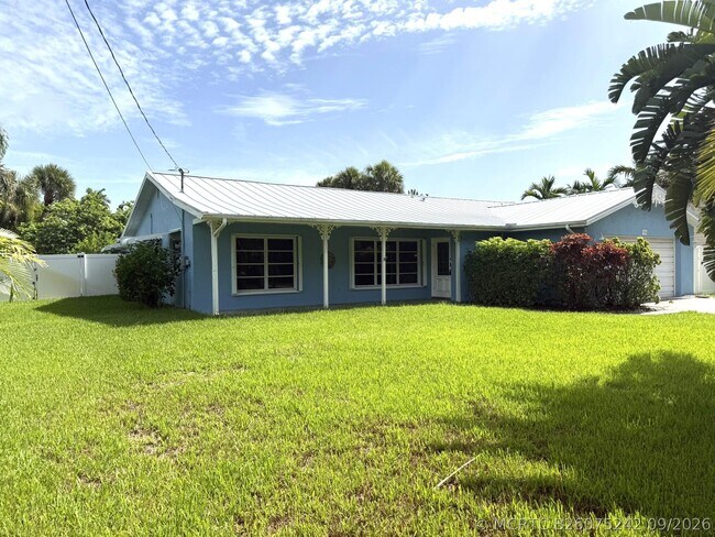 Building Photo - 1916 Coconut Dr