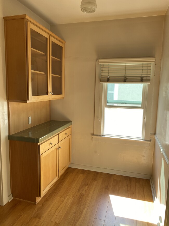 Building Photo - 450 N Orange Grove Ave