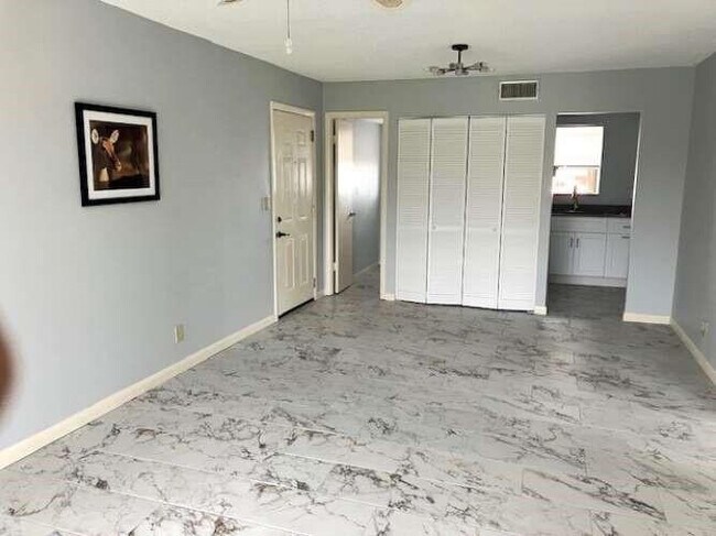 Foto del edificio - 317 Lake Evelyn Dr