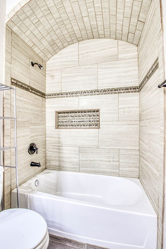 Foto del edificio - Beautiful 3 bed-2 baths with Casa Club/Gym...