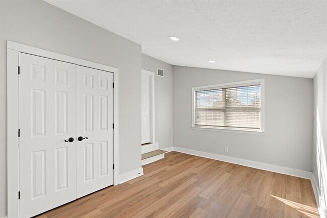 Building Photo - 915 Avenue E