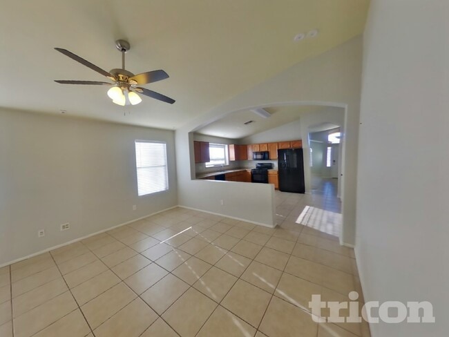 Foto del edificio - 2111 S 160th Ln