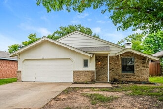 Building Photo - 705 Nightingale Cir