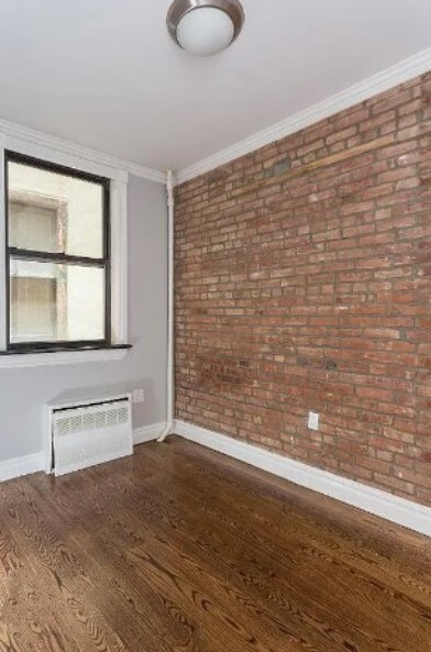 Building Photo - 422 E 9th St