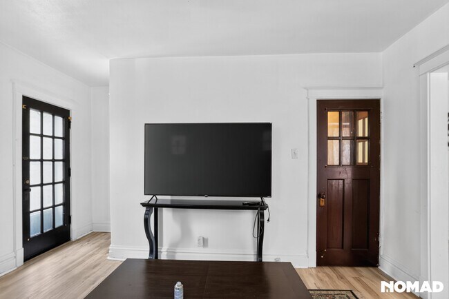 Foto del edificio - 4946-4948-4948 Cote Brilliante Ave