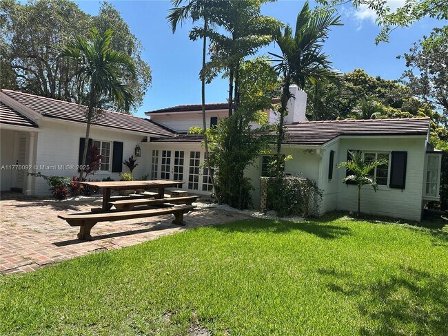 Foto del edificio - 765 N Greenway Dr