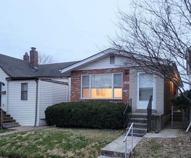 Building Photo - 4546 Ray Ave