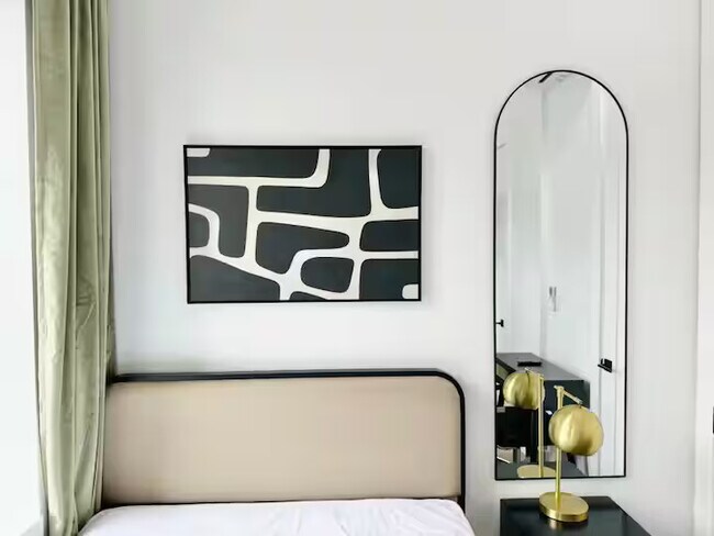 Building Photo - Furnished room/NOT APARTMENT