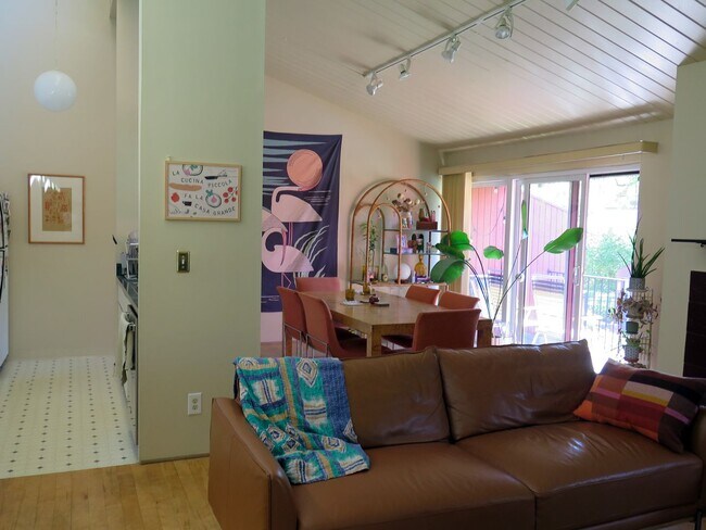 Foto del edificio - Two-Bedroom Condo| Parking + WiFi Included!