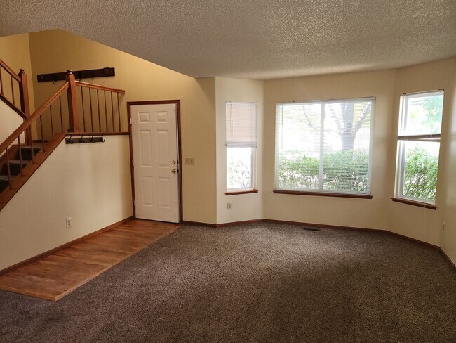 Building Photo - Large Briargate home with 4 bedrooms, 3 ba...