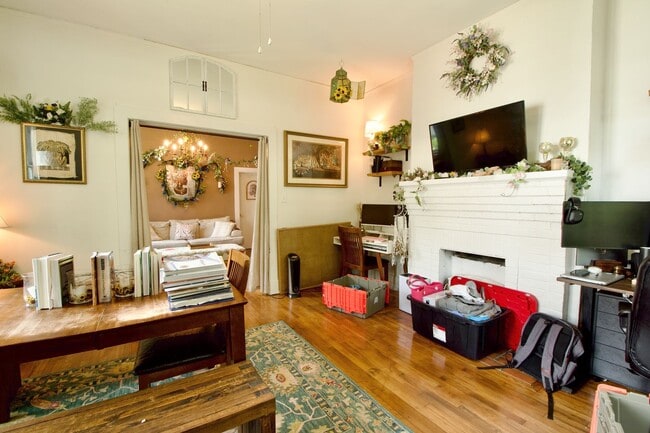 Foto del edificio - Charming 2-Bedroom Duplex in Prime Auburn ...