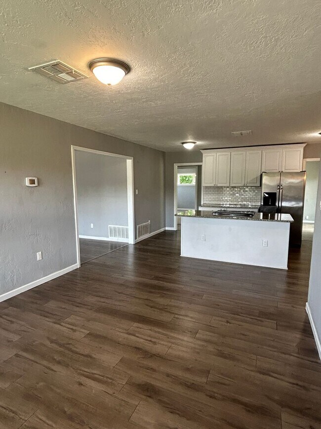 Foto del edificio - 4 bedroom, 1 3/4 bath available NOW!