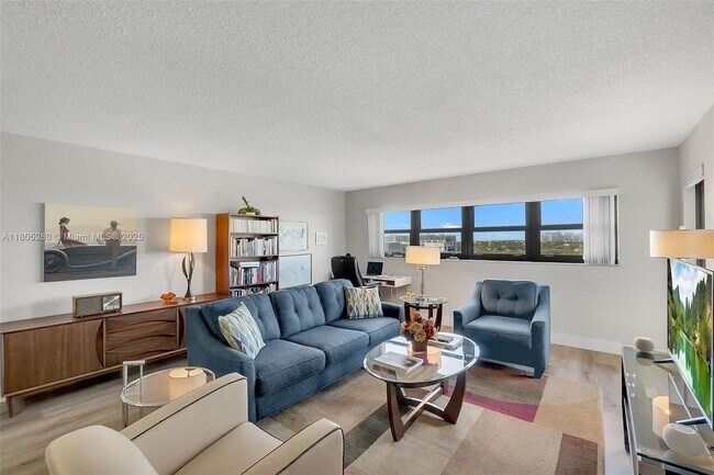 Foto del edificio - 3200 Port Royale Dr N
