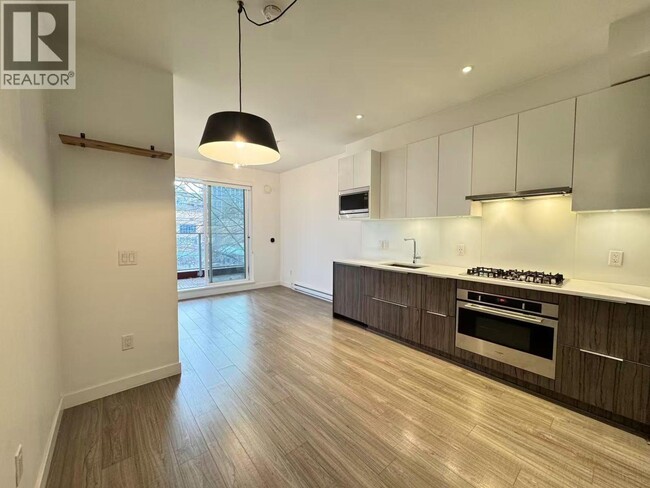 Photo du bâtiment - 379 E Broadway