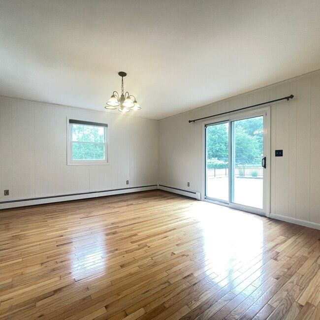 Building Photo - 33 Greenleaf Dr