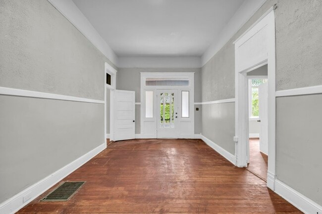 Building Photo - 625 8th St N