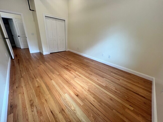Foto del edificio - 352 Manchaug Rd