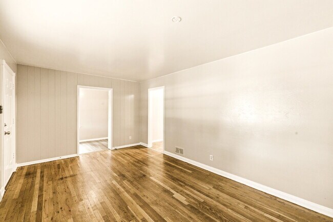 Foto del edificio - Four Bedroom Home In Aurora - ready ASAP. Brand New Paint Top to Bottom, with updated flooring!