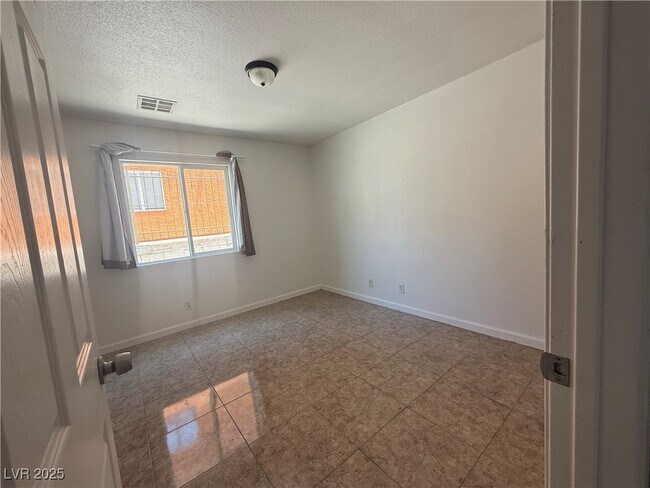 Foto del edificio - 6968 Hopkins Dr
