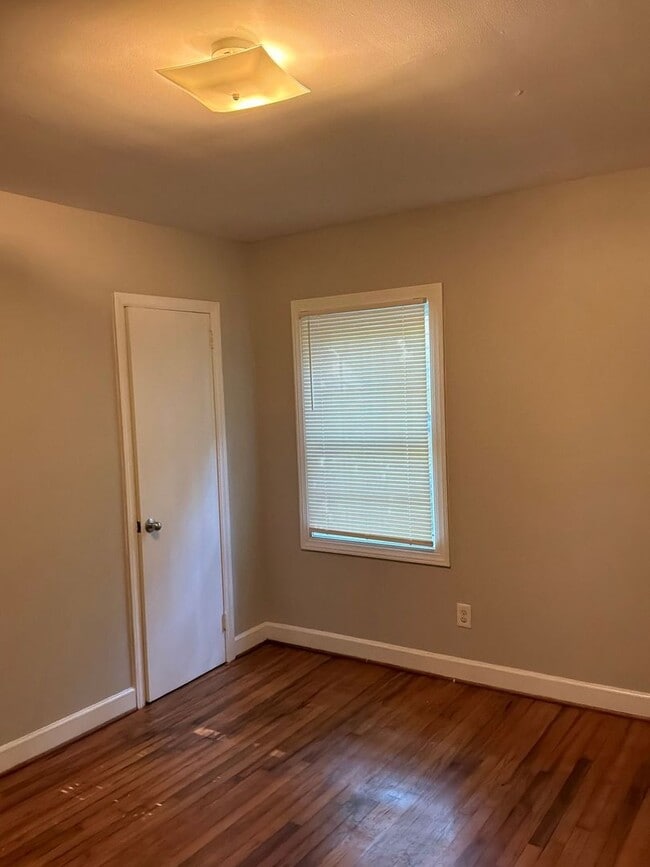 Building Photo - 803 Circle View Dr