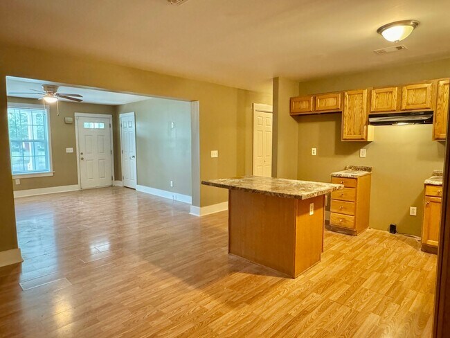 Foto del edificio - Charming 3-Bed, 2-Bath Home with Spacious ...