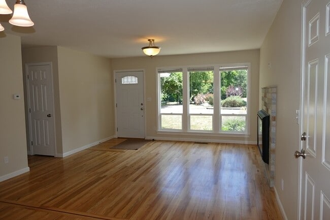 Building Photo - SE Garrett Dr - Milwaukie 3 bedroom with hardwood floors