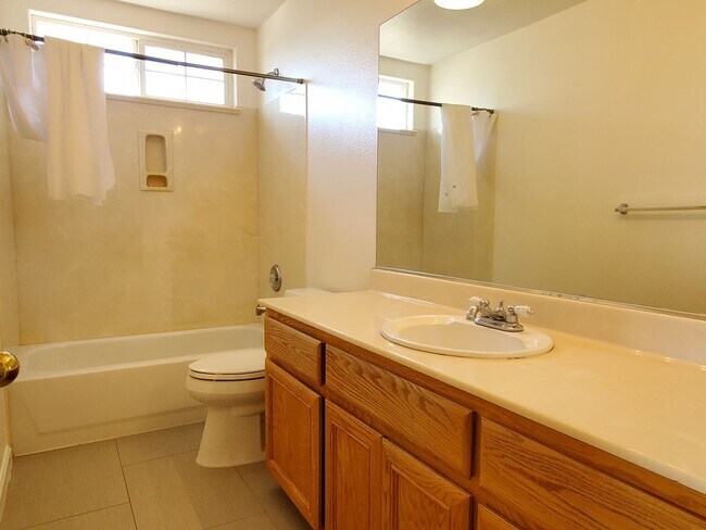Foto del edificio - Spacious 2-story, Gorgeous Inside, Seclude...