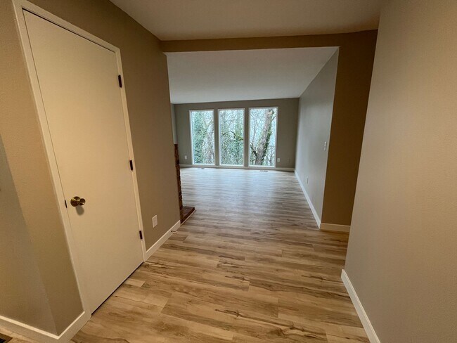 Foto del edificio - Spacious lower unit in refurbished duplex