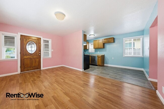 Building Photo - 657 Hurlingame Ave
