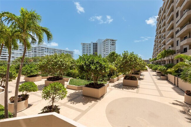 Foto del edificio - 251 Crandon Blvd